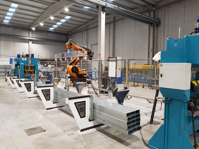 Celda robotizada de troquelado de tubo>