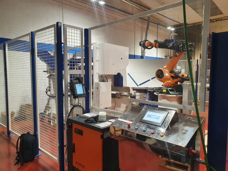 Celda robotizada para la manipulación de planchas de madera.>